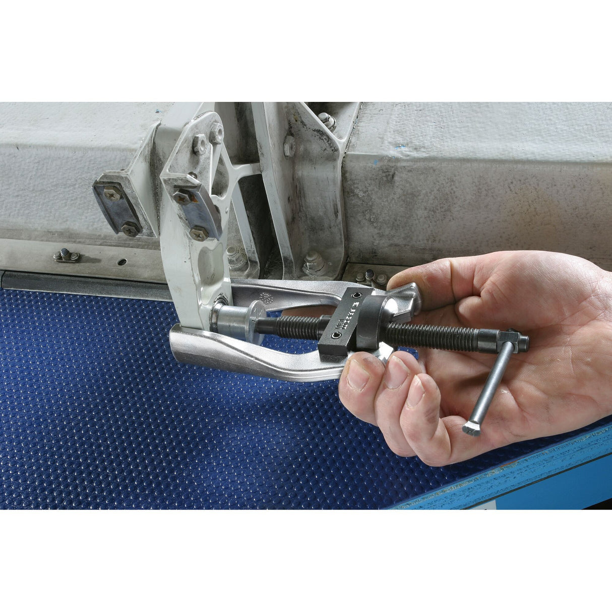 U301M - Self-gripping outside pullers with wide legs